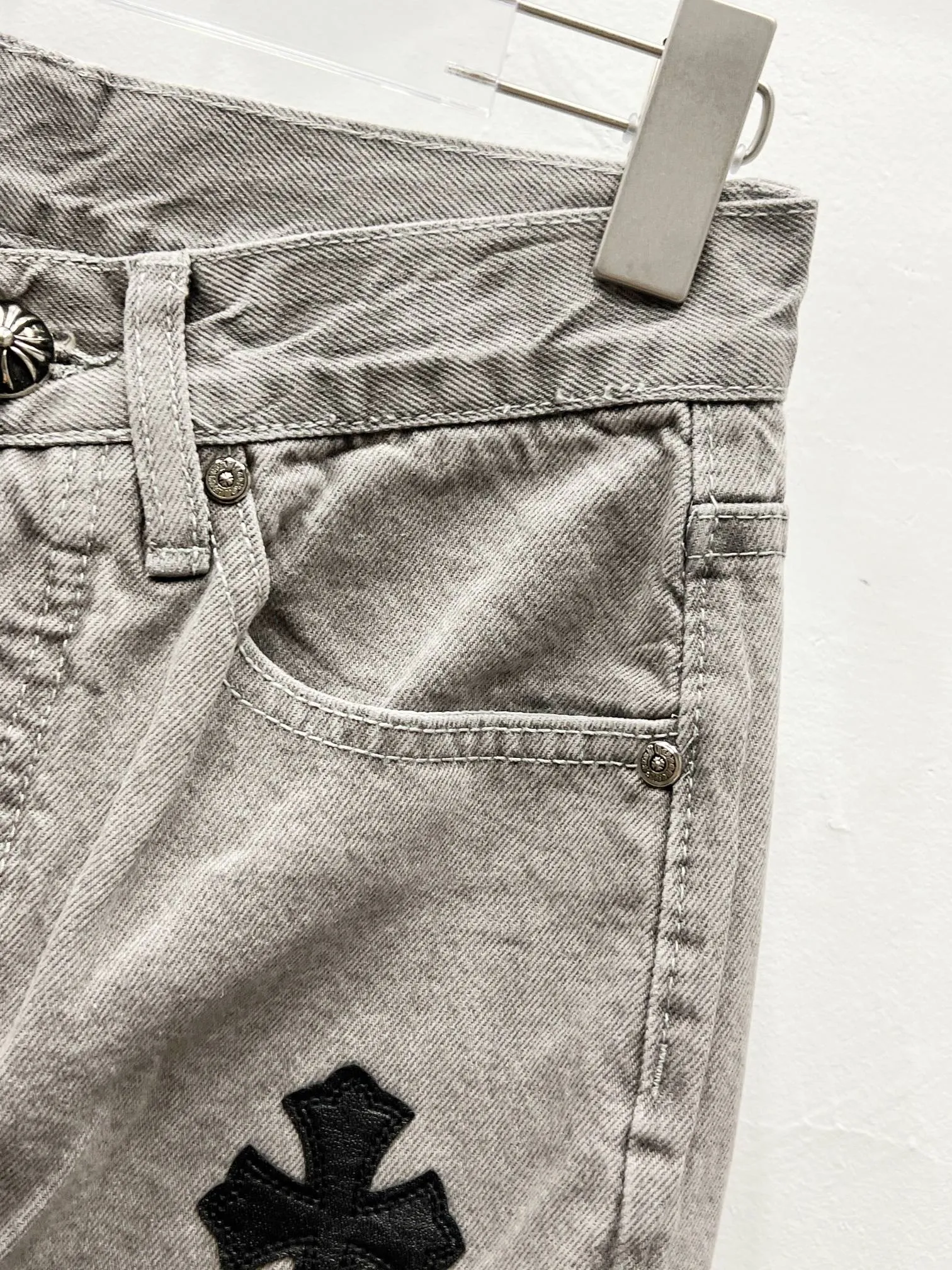 P220 Style No.: (c014) Chrome Hearts CH Chrome Hearts Heavy Industry Damaged High Street Jeans Exude uninhibited personality and unique charm. Every wear and tear is carefully designed to present a unique artistic feel. Made of imported denim fabric, which has undergone heavy industrial washing and destruction treatment, the trousers show a super cool effect on the upper body, allowing you to dominate the fashion stage.  This is more than just a pair of jeans, it is an expression of attitude. With its unique design concept and ultimate pursuit of details, Croxin breaks traditional boundaries and defines the jeans trend in the new era. The trousers are made of double-layer woven fabric and matched with customized hardware, showing an incomparably beautiful and unique style, making every wearer the focus of fashion. Imported denim fabric, super heavy-duty washed and damaged, the upper body is super cool! Customized hardware. Unbeatable and beautiful style. The production process is difficult. Full of high street feel. Color: Gray Size: S M L XL XXL